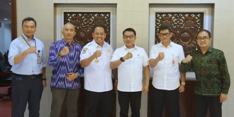 Pj. Gubernur Mahendra Jaya Bertemu Moeldoko, Sampaikan Progres Implementasi KBLBB di Bali