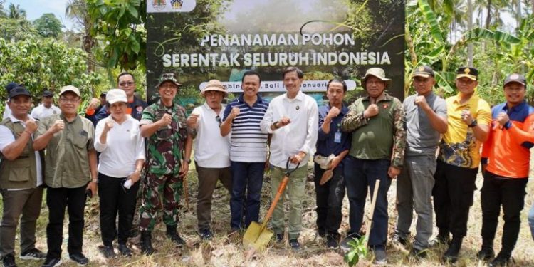 Upaya Nyata Jaga Lingkungan, Sekda Dewa Indra Hadiri Penanaman Pohon Serentak Bersama KLHK RI di Blimbingsari