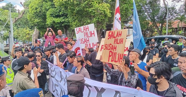 Mahasiswa di Bali Gelar Demo, Desak Hasyim Asy’ari Mundur dari Ketua KPU