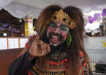 Menyaksikan Lakon Kesenian Arja-Calonarang Sambil Nyoblos di TPS Mengwi