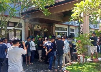 Warga Jembrana Geruduk Kantor Camat sebagai Protes Banyaknya Surat Suara Tidak Sah