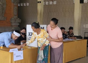 PSU di TPS 14 Pering Dilangsungkan Hari Ini, Nenek Berusia 85 Tahun Antusias Melakukan Hak Pilihnya