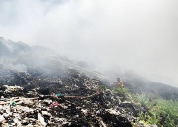 TPA Sente Kembali Terbakar, Asap Lebih Pekat dan Petugas Kesulitan Memadamkan Api