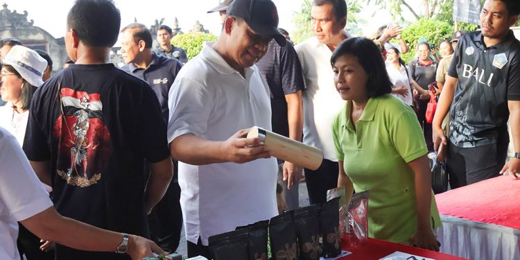PJ. GUBERNUR BALI KUNJUNGI PASAR MURAH JELANG HARI RAYA GALUNGAN DAN KUNINGAN