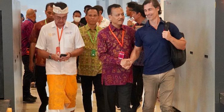 Sekda Dewa Indra Sambut Kedatangan Wisatawan Kapal Pesiar I Setelah Diberlakukannya Tourist Levy