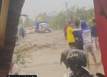Banjir Parah Timpa Jalan Raya Desa Penyabangan Gerokgak, Lalu Lintas Terhambat