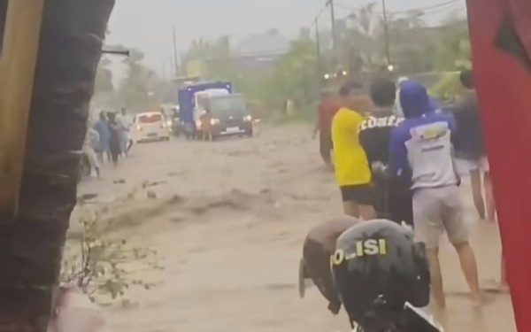 Banjir Parah Timpa Jalan Raya Desa Penyabangan Gerokgak, Lalu Lintas Terhambat
