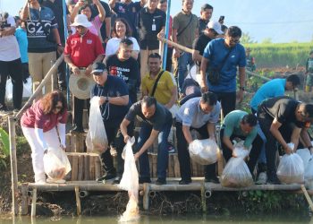 Sekda Dewa Indra Puji Gerakan Tanam Cabai di Hutan Kota Banyuasri Buleleng