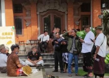 Tokoh Semeton Pasek Geruduk Disbud Gianyar Terkait Legalisasi Pura yang Dinilai Berbelit