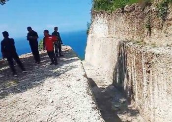 Satpol PP Klungkung Menghentikan Proyek Tangga Ekstrem di Tebing Pantai Diamond