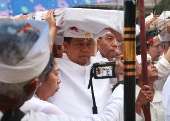 Serangkaian IBTK di Pura Agung Besakih, Pj. Gubernur Mahendra Jaya Ikuti Prosesi Nedunang Ida Bhatara
