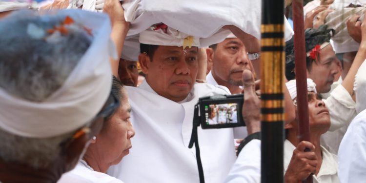 Serangkaian IBTK di Pura Agung Besakih, Pj. Gubernur Mahendra Jaya Ikuti Prosesi Nedunang Ida Bhatara