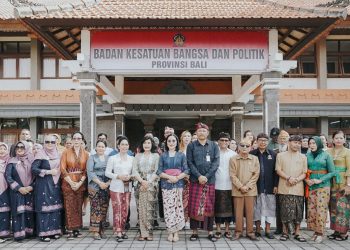 Bantu Entaskan Kemiskinan Ekstrim, Pj. Ketua TP PKK Bali Ny. drg. Ida Mahendra Jaya Apresiasi Pelaksanaan Bakti Sosial Ngrombo