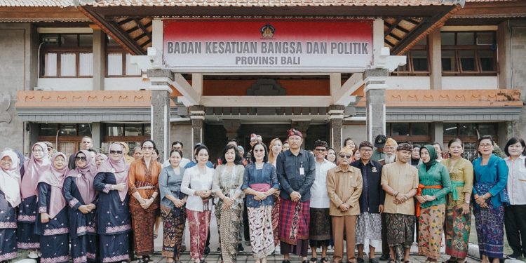 Bantu Entaskan Kemiskinan Ekstrim, Pj. Ketua TP PKK Bali Ny. drg. Ida Mahendra Jaya Apresiasi Pelaksanaan Bakti Sosial Ngrombo