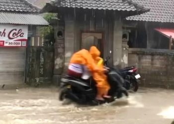Hujan Deras Mengakibatkan Banjir di Jalan Tegallalang-Ubud Gianyar