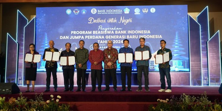 Salurkan Beasiswa Kepada 305 Penerima, Sekda Dewa Indra Apresiasi Upaya Konkret Bank Indonesia Bangun SDM Bali