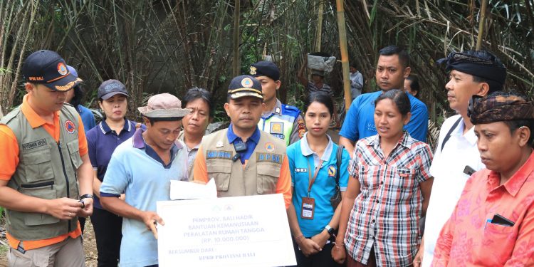 Pemprov Bali melalui BPBD Berikan Bantuan Kemanusiaan Untuk Warga Kurang Mampu di Desa Sibetan