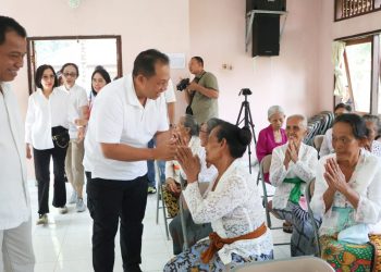 Serahkan Bantuan ke Panti Sosial di Buleleng, PJ. Gubernur Bali Ucapkan Terima Kasih Kepada Tenaga Perawat