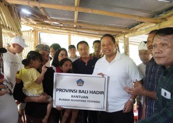 ‘Pemprov Bali Hadir’, Serahkan Bantuan Bedah Rumah Kepada Dua Warga Kurang Mampu di Buleleng