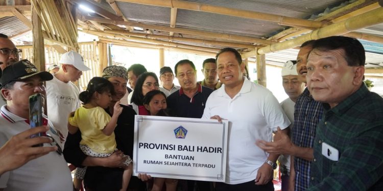 ‘Pemprov Bali Hadir’, Serahkan Bantuan Bedah Rumah Kepada Dua Warga Kurang Mampu di Buleleng