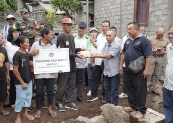 ‘Pemprov Bali Hadir’ Serahkan Bantuan Untuk 2 Keluarga Kurang Mampu di Karangasem, Sekda Dewa Indra Ingin Tanamkan Kepedulian Terhadap Kondisi Nyata di Lapangan