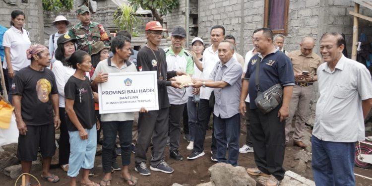 ‘Pemprov Bali Hadir’ Serahkan Bantuan Untuk 2 Keluarga Kurang Mampu di Karangasem, Sekda Dewa Indra Ingin Tanamkan Kepedulian Terhadap Kondisi Nyata di Lapangan