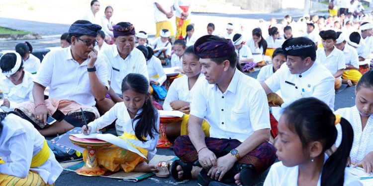 Antusiasme siswi MTs dalam Lomba Menulis Aksara Bali di Klungkung Terlihat Sangat Tinggi