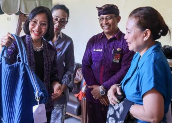 Tinjau IKM di Buleleng, Pj. Ketua Dekranasda Bali Dorong Kreativitas dan Inovasi Perajin