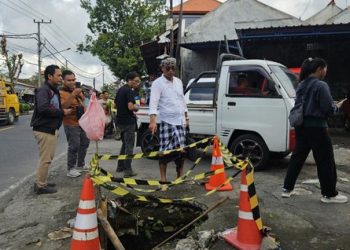 Lubang Besar di Pinggir Jalan Gianyar, Keluarga Kepala Lingkungan Jadi Korban