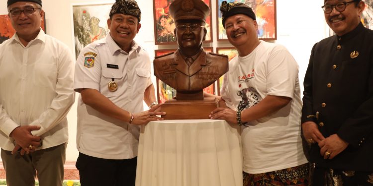 S. M. Mahendra Jaya Apresiasi Pameran Lukisan Sebagai Program Literasi Budaya di Tubuh POLRI