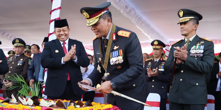 Pj. Gubernur Mahendra Jaya Beri Kejutan pada Peringatan HUT Bhayangkara ke-78