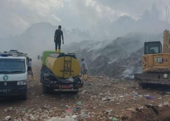 Kebakaran di TPA Biaung Nusa Penida Disebabkan oleh Cuaca Panas