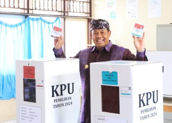 Pj. Gubernur Mahendra Jaya Nyoblos di TPS 5 SDN 14 Dangin Puri