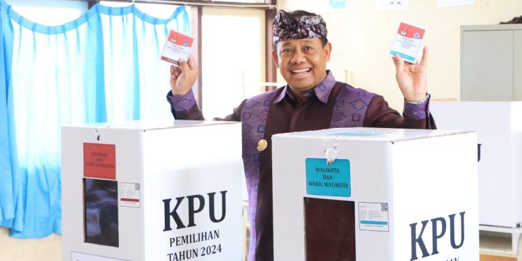 Pj. Gubernur Mahendra Jaya Nyoblos di TPS 5 SDN 14 Dangin Puri