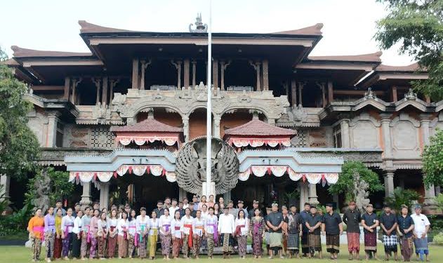 Gubernur Koster Selipkan Candaan: DPRD Enggan Rapat Kamis, Khawatir Gunakan Bahasa Bali