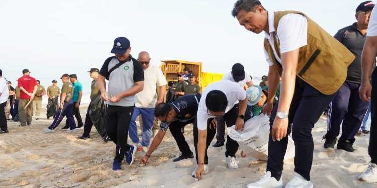 Aksi Bersih Pantai Kedonganan Warnai Peringatan HUT ke-75 Satpol PP dan HUT ke-63 Satlinmas Provinsi Bali