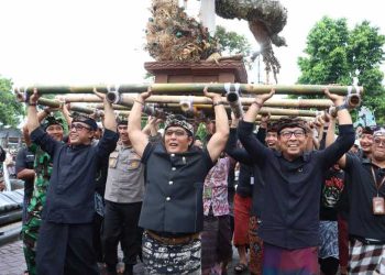 Buka Kasanga Festival Tahun 2025, Wagub Giri Prasta Ikuti Prosesi Mengarak Ogoh-ogoh