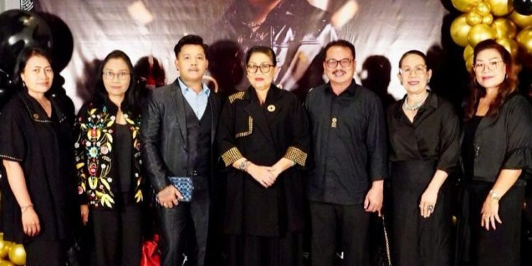 Hadiri Fashion Show 'Black Glamour Elegant', Ny. Putri Koster Ajak Desainer Bali Hadirkan Busana 'Ready to Wear'