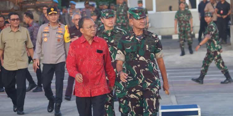 Kenakan Tenun Endek Warna Merah, Gubernur Koster Sambut Menhan RI Sjafrie Sjamsoeddin