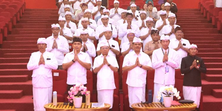 Pastikan Kesiapan Karya IBTK dan Kenyamanan Pamedek, Gubernur Koster Pimpinan Rakor di Besakih