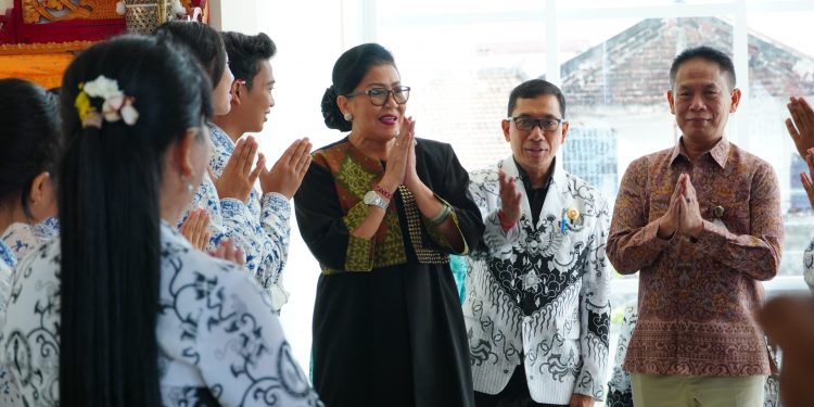 Putri Koster Ajak PGRI Bali Sosialisasikan Pengelolaan Sampah Berbasis Sumber Lewat Lomba Menulis
