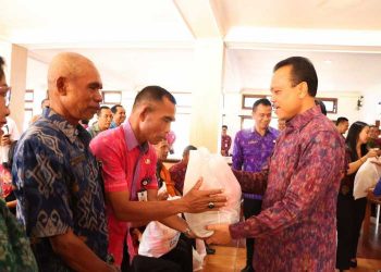 Sekda Bali Serahkan Bantuan Sembako bagi PNS Golongan I dan II yang Memasuki Masa Pensiun