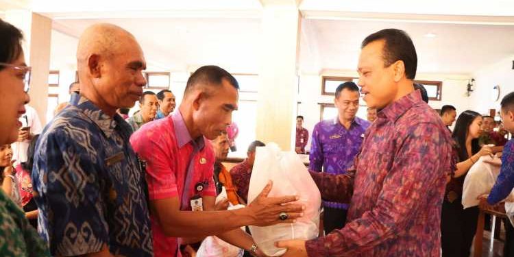Sekda Bali Serahkan Bantuan Sembako bagi PNS Golongan I dan II yang Memasuki Masa Pensiun
