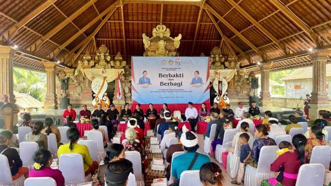 Sekretaris TP PKK Bali, Ny. Seniasih Giri Prasta Berbakti dan Berbagi di Desa Susut Bangli