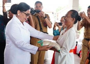 TP PKK Provinsi Bali Laksanakan Kegiatan Berbakti dan Berbagi, 120 Paket Sembako di Bagikan di Desa Sembiran