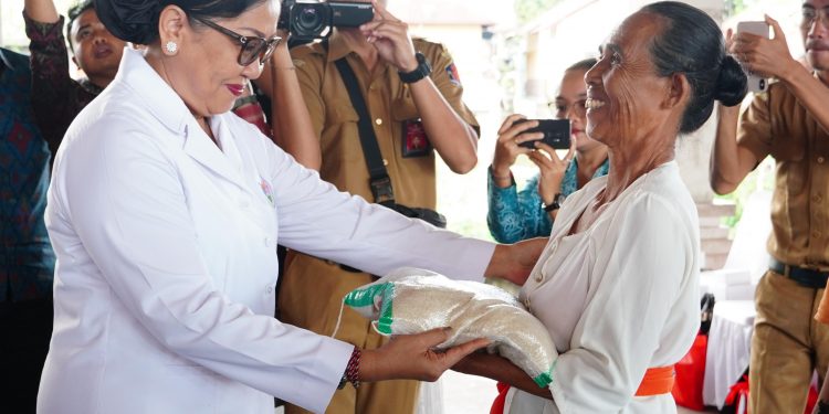 TP PKK Provinsi Bali Laksanakan Kegiatan Berbakti dan Berbagi, 120 Paket Sembako di Bagikan di Desa Sembiran