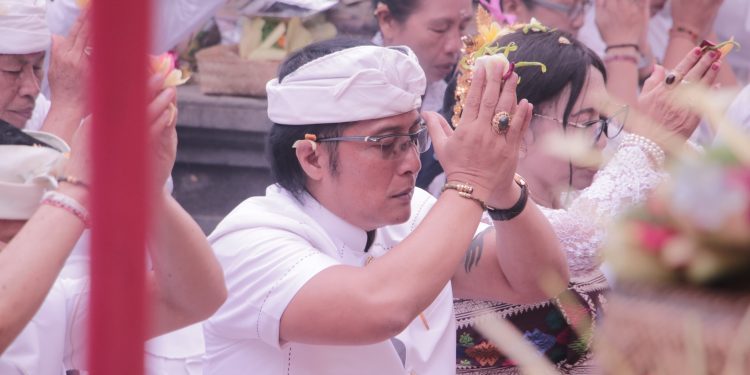 Wagub Giri Prasta Ngayah Mundut Pralingga Ida Bhatara Lingsir, Hujan Gerimis Sambut Prosesi Nedunang Ida Bhatara Kabeh