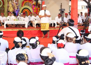 Wakil Gubernur Giri Prasta Hadiri Upacara Tawur Balik Sumpah di Pura Desa Wanasari, Tabanan