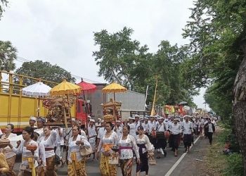 Iring-Iringan Melasti di Gilimanuk Bersamaan dengan Antrean Pemudik di Jalan