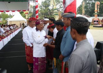 Gubernur Koster Pemprov Selalu Hadir untuk Warga, Bantu Rp 336 Juta untuk Korban Bencana di Bangli